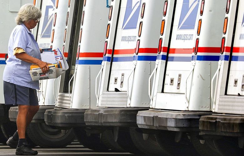 A mail carrier loads a truck for delivery at a United States post office in Torrance, Calif., Aug. 26, 2020. (Christina House / Los Angeles Times / TNS) 28185758W