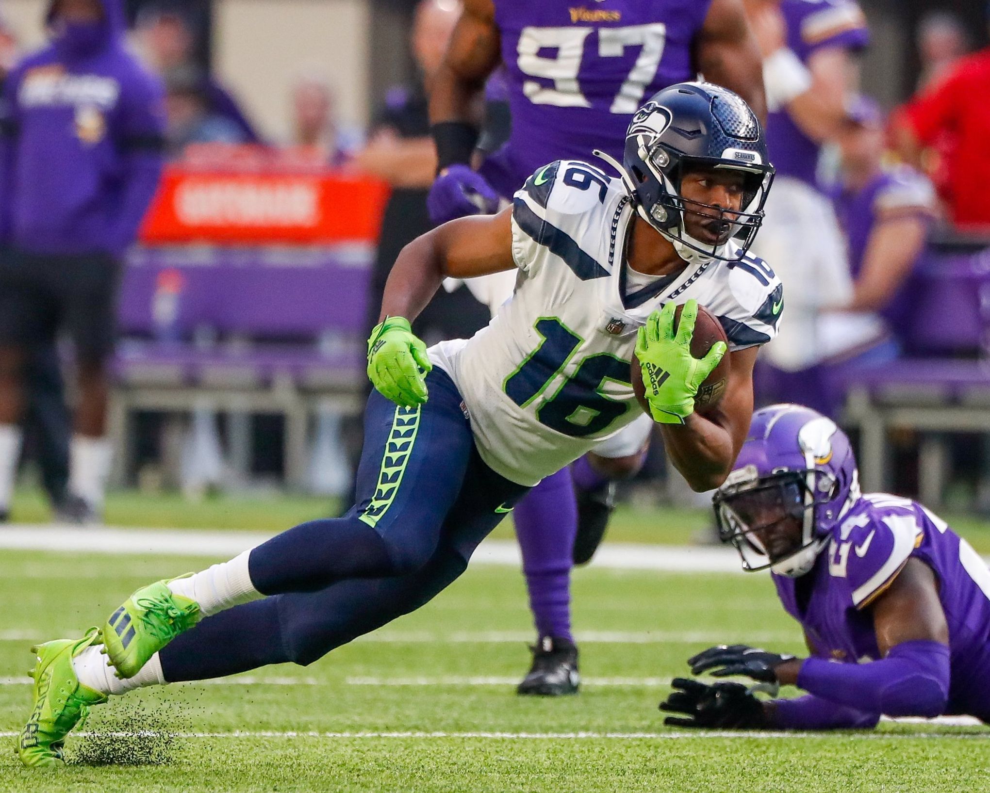 Tyler Lockett injury: Seahawks WR suffers a leg injury in Week 13, returns  to game - DraftKings Network