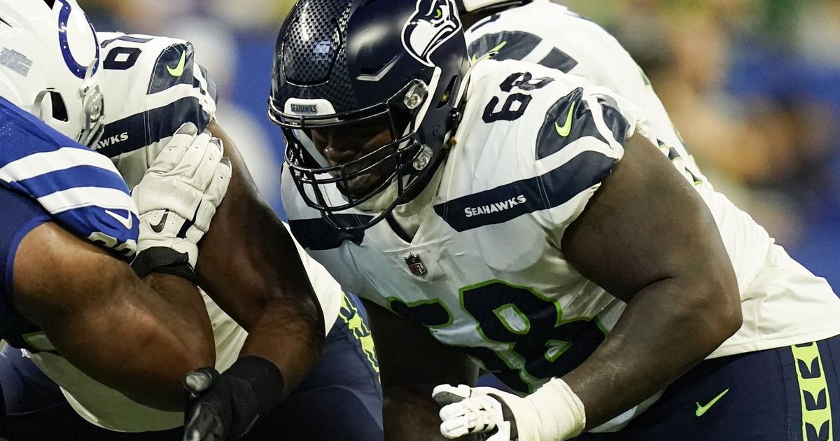 Seahawks starting offensive guard Damien Lewis suffers ankle injury in  preseason contest vs. Bears 