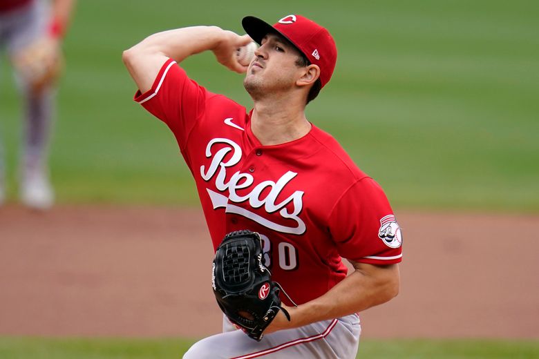 Winker delivers first hit in Reds win