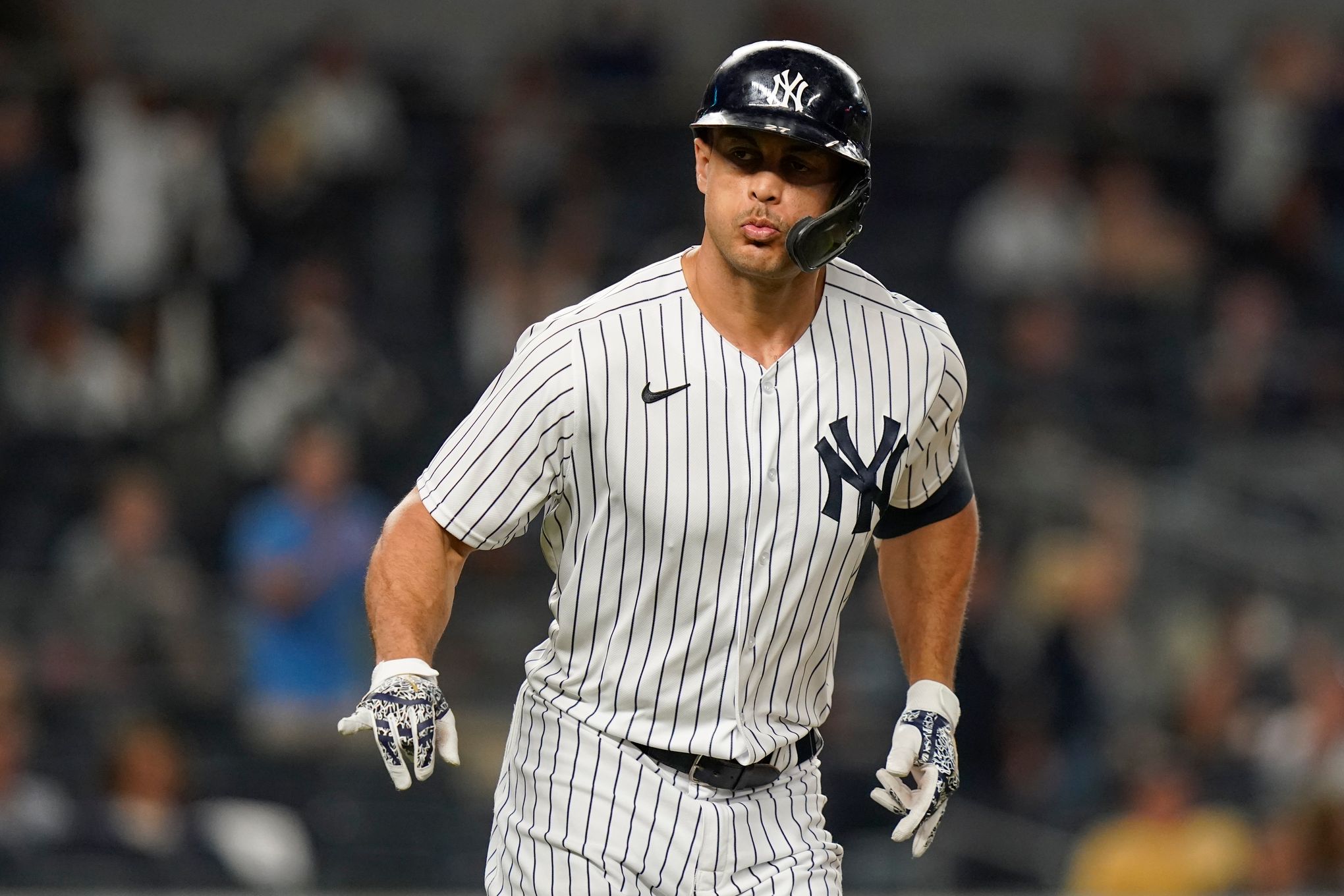 Gallo's 1st homer in pinstripes gives Yanks 5-3 win