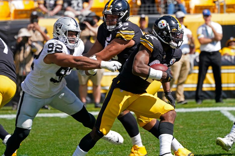 Pittsburgh Steelers running back Najee Harris (22) carries the ball in the  first half during an