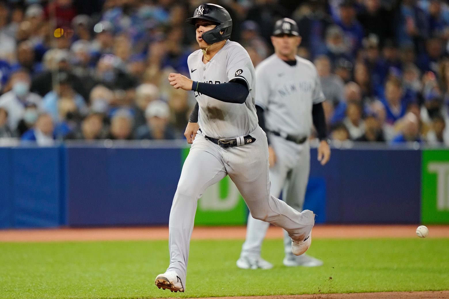 Anthony Rizzo out of Yankees' lineup day after leaving game with sore neck  