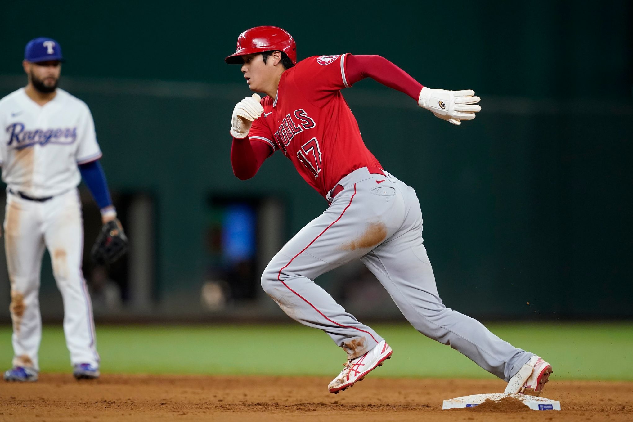 Walsh's big night helps Angels rally to win over Astros