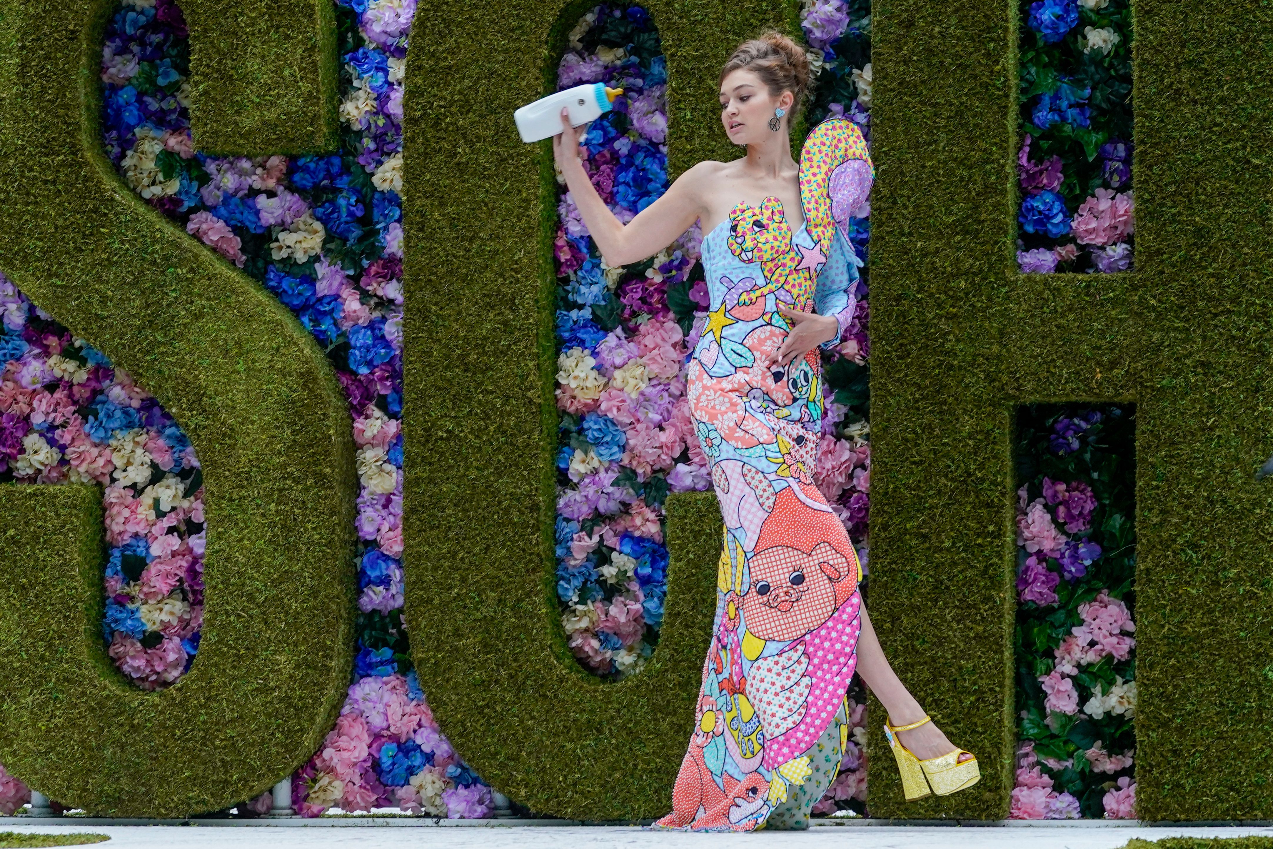 Puppies, giraffes and bears — Oh My! — on Moschino runway | The