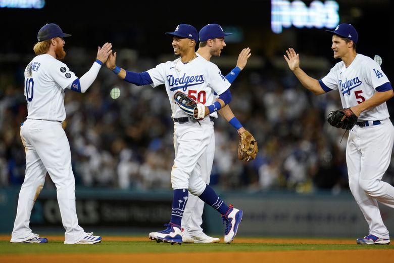 Dodgers' Justin Turner has broken wrist after being hit by pitch