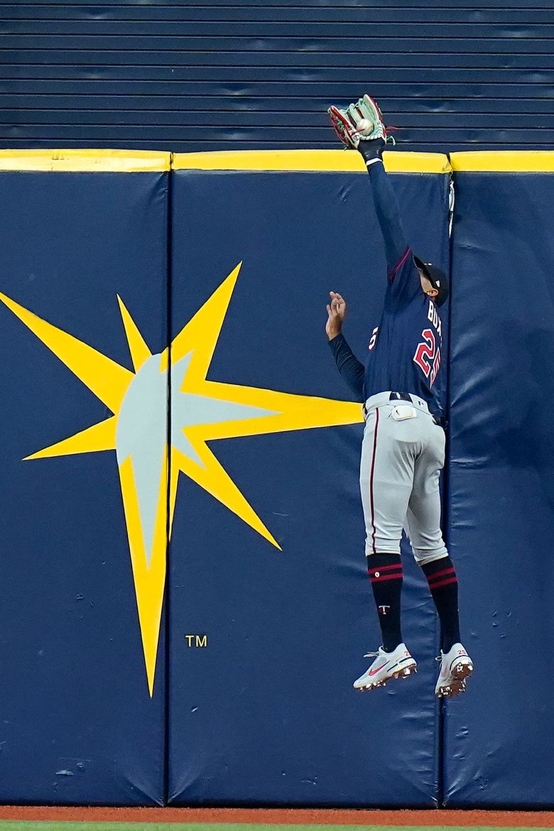 Kevin Kiermaier takes fly ball from Randy Arozarena