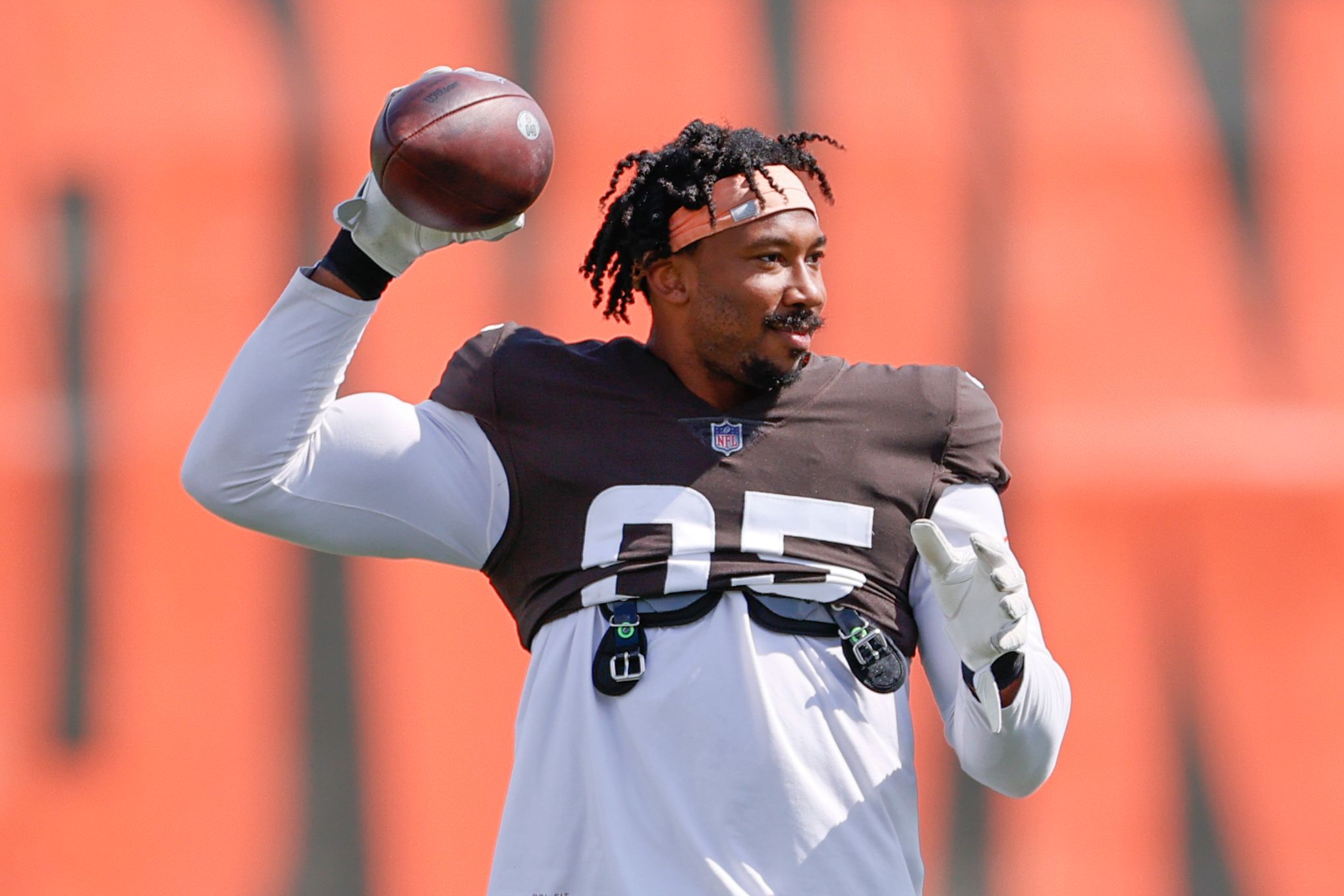 Cleveland Browns defensive end Takk McKinley returns to practice