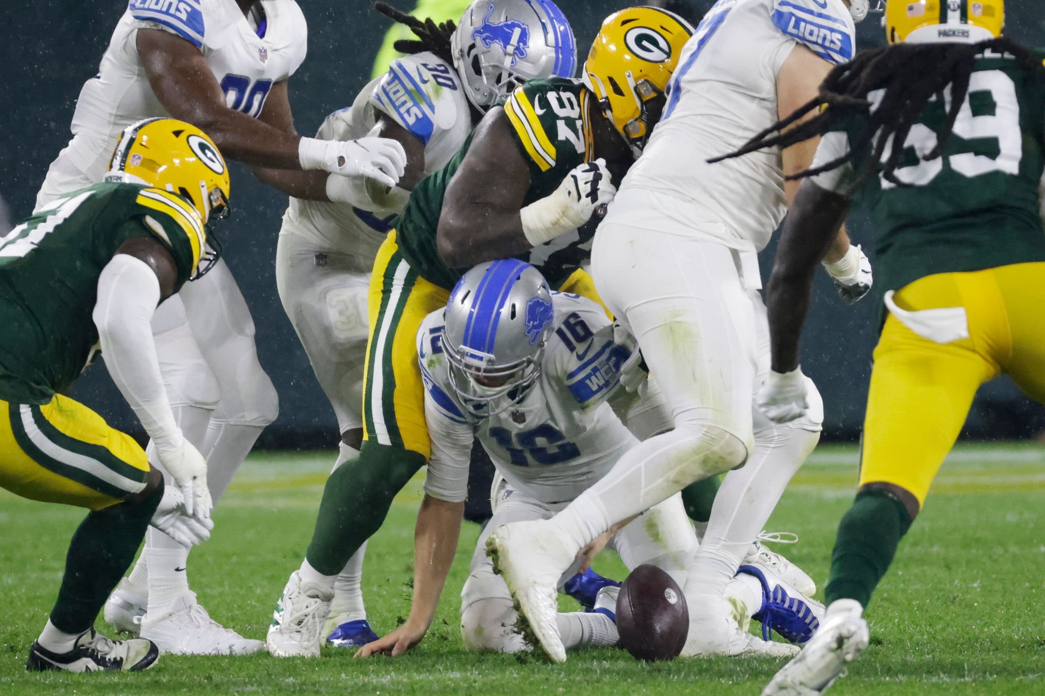 Jared Goff Fires up Lions By Forcing His Way on the Field