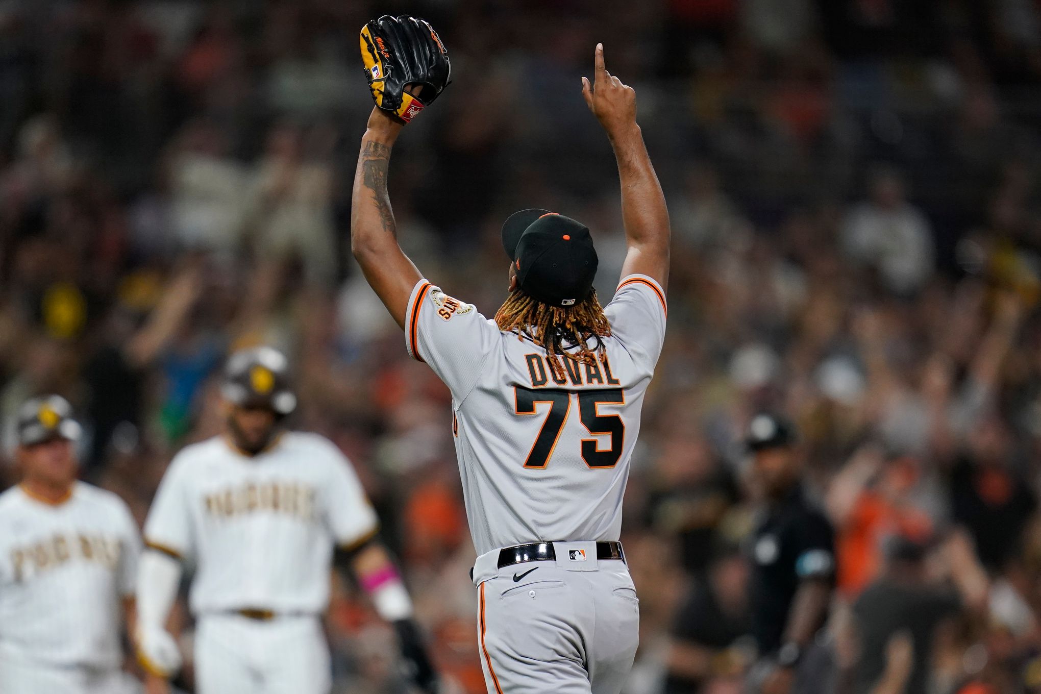 Dodgers beat Scott Kazmir, Giants for 7th straight win