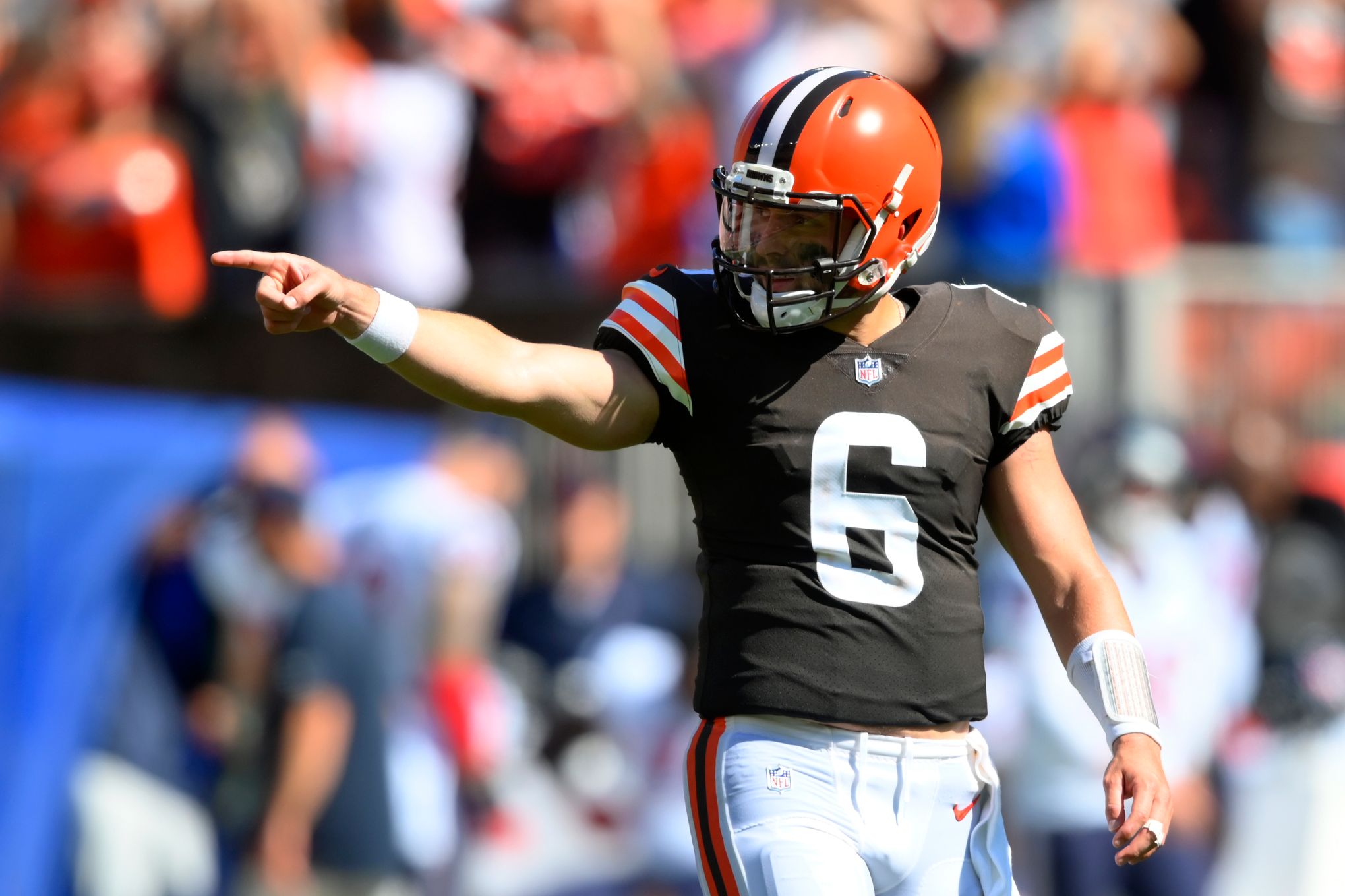 Mayfield shakes off injury, leads Browns past Texans 31-21