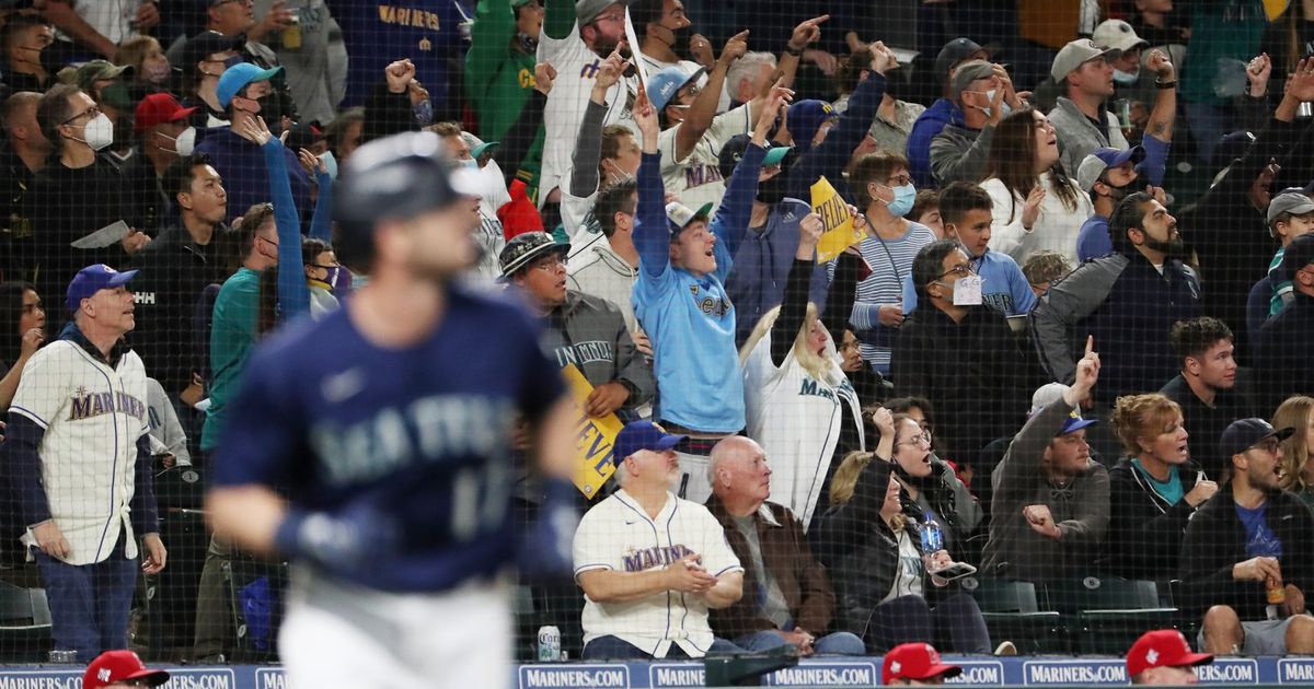 Mitch Haniger plays hero in win to keep Mariners' postseason dreams alive  with one game left