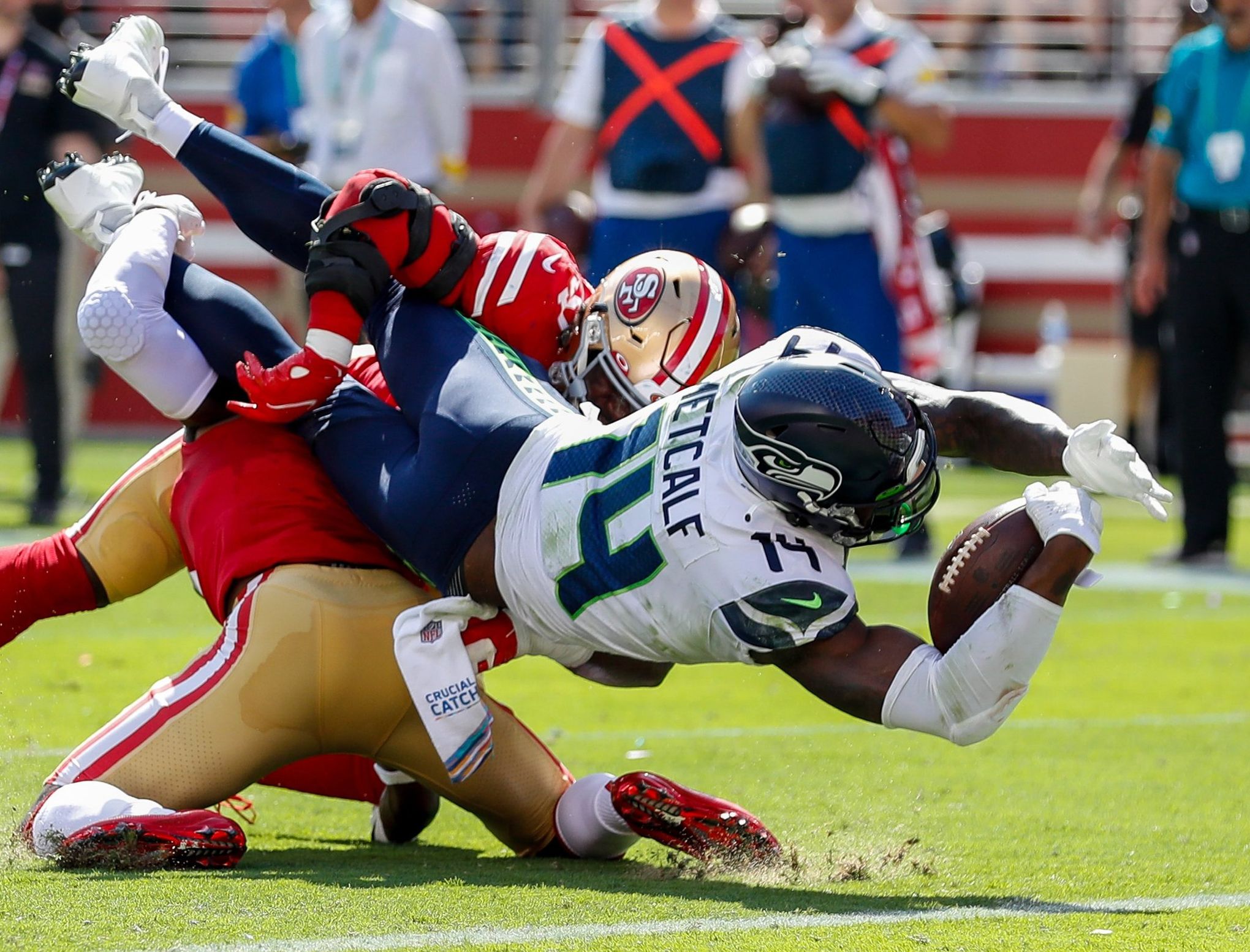 Seahawks receivers DK Metcalf, Tyler Lockett fight through injuries to play  in win over 49ers