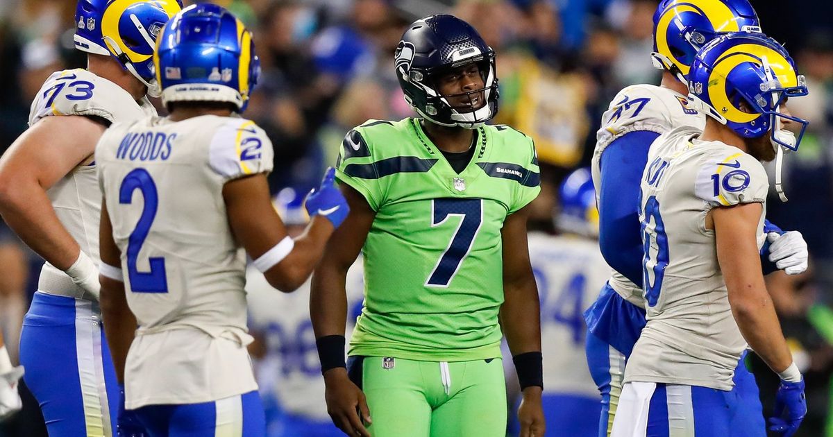 Geno Smith, questionable FG call spoil Russell Wilson's Seattle return