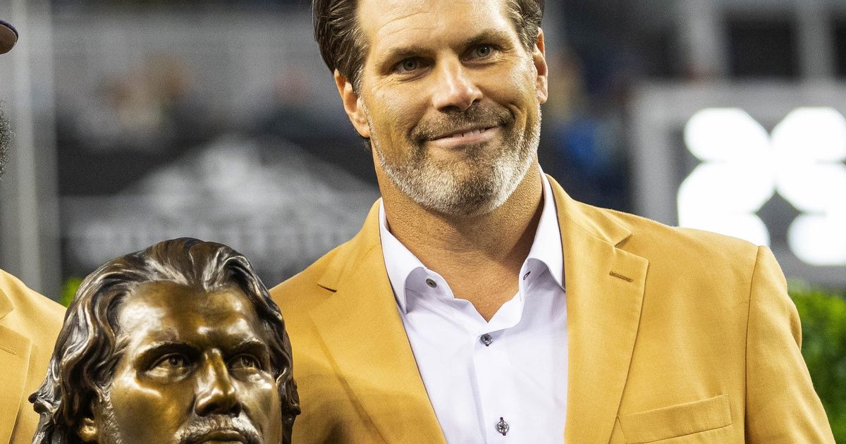 Steve Hutchinson honored with halftime ring ceremony at Seahawks game