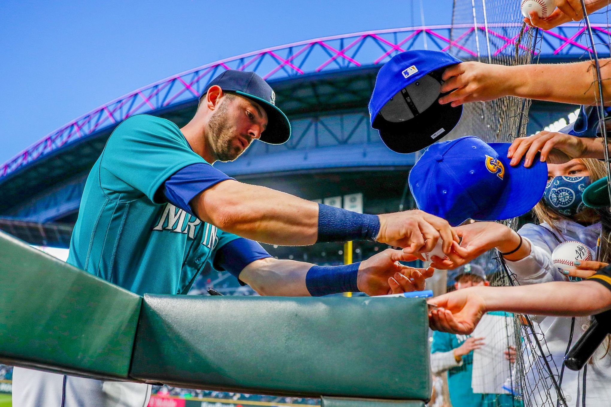 Mitch Haniger posts open letter to Mariners fans after joining