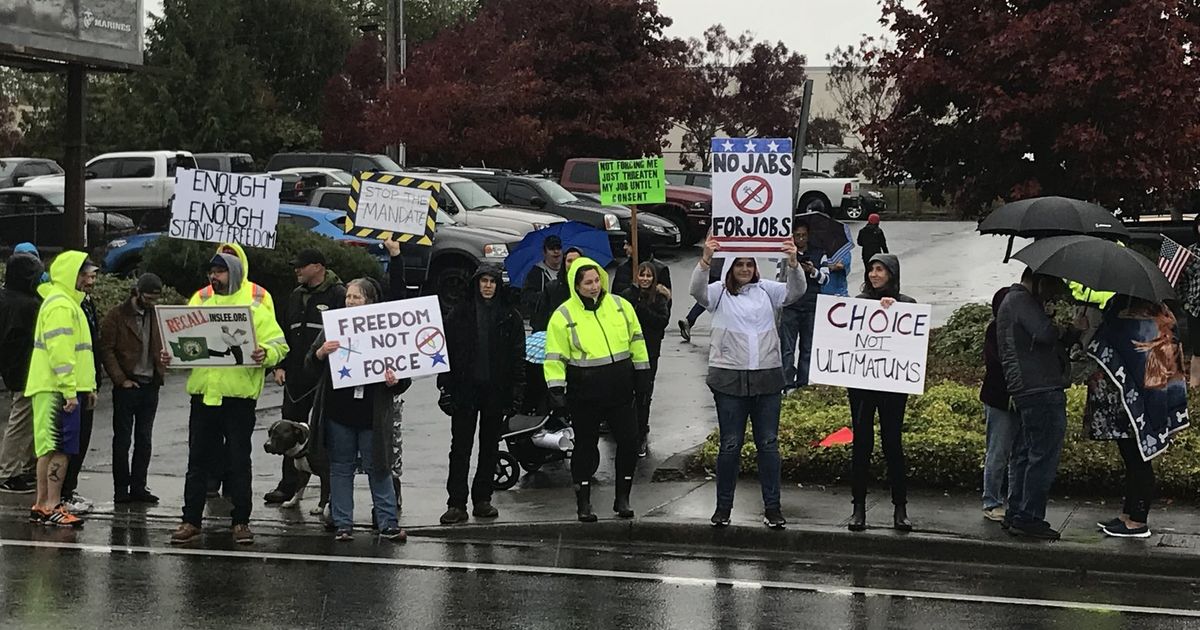 Workers protest Boeing vaccine mandate near Everett plant