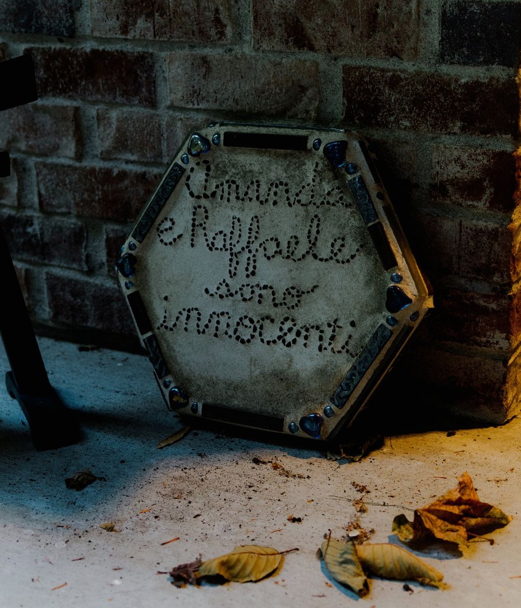 A plaque from a supporter sits outside Amanda Knox’s home on Vashon Island. (Ricardo Nagaoka / The New York Times)