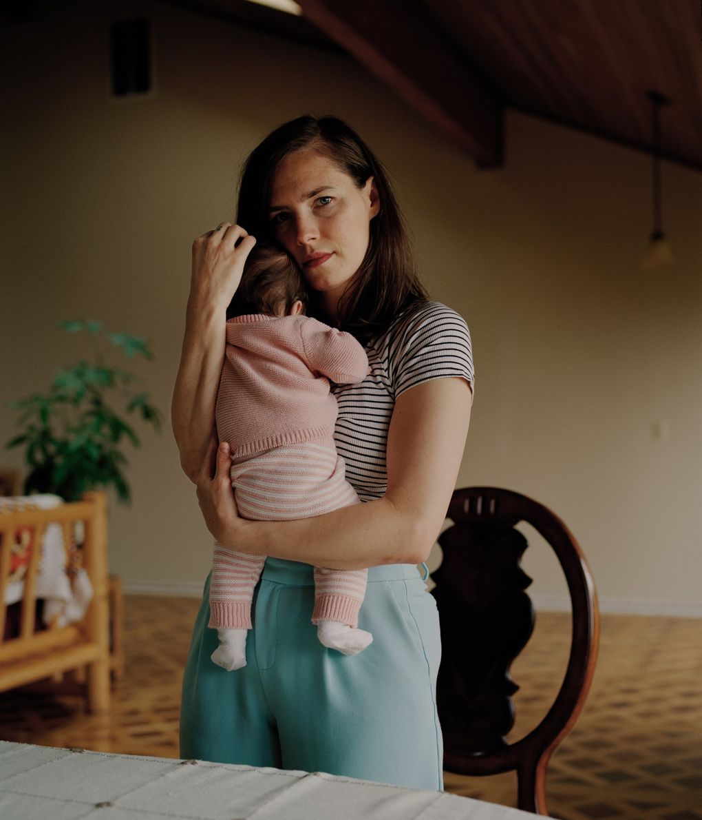 Amanda Knox with her daughter at her home on Vashon Island on Oct. 6, 2021. (Ricardo Nagaoka / The New York Times)