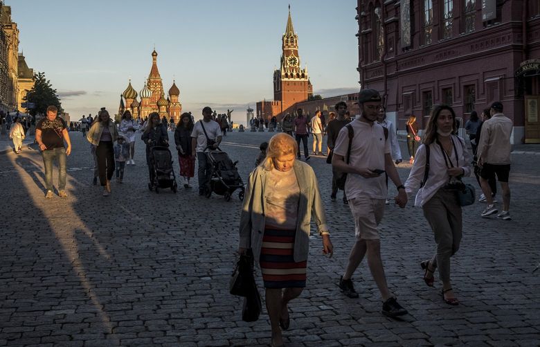FILE — People walk through Red Square in Moscow, July 3, 2021. Quietly built over two years, the Kremlin’s censorship infrastructure gives it sweeping power to block sites. Many fear a new age of digital isolation. (Sergey Ponomarev/The New York Times) XNYT16 XNYT16