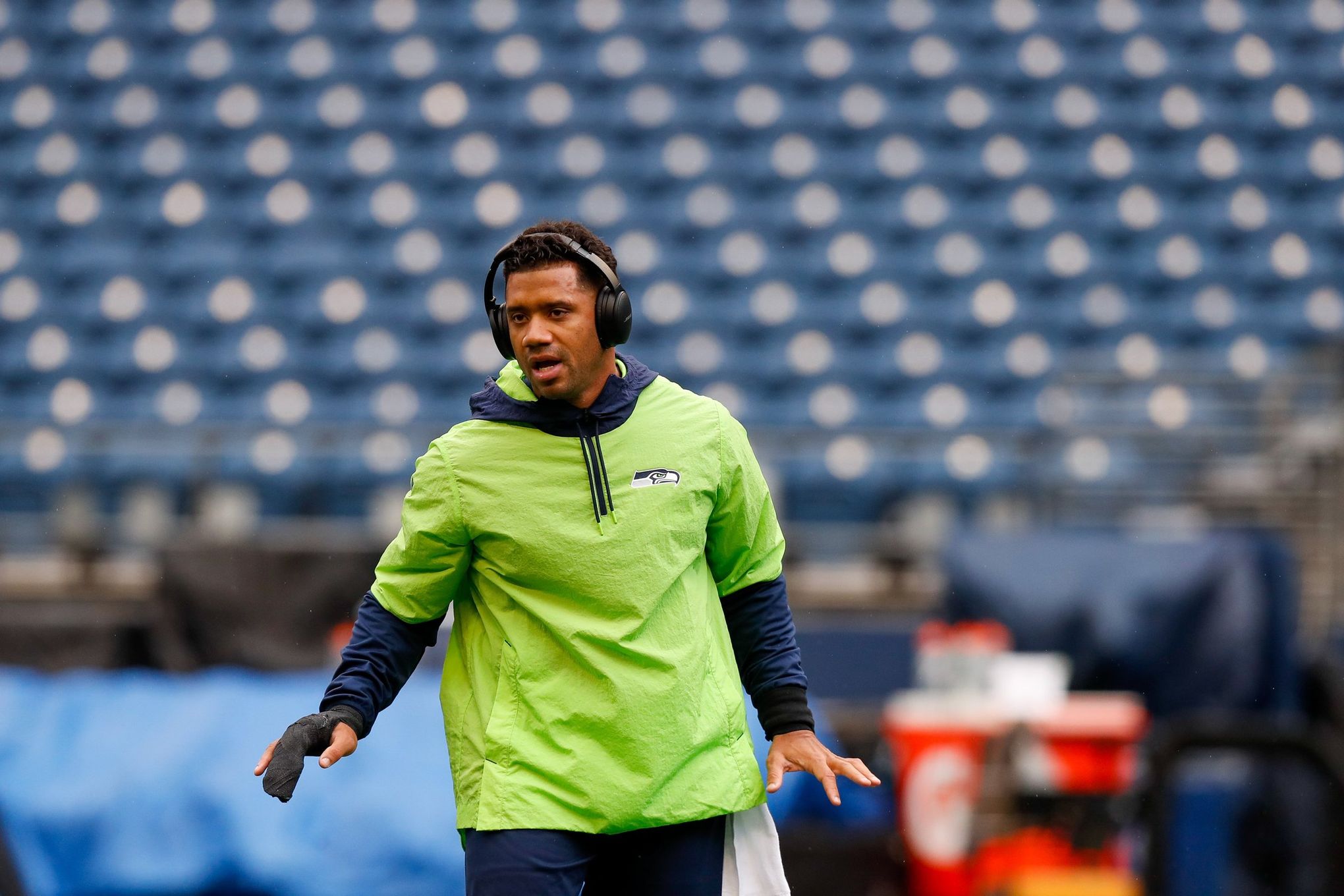 Report: Russell Wilson will have pin removed from finger, accelerating  timetable for return - Field Gulls