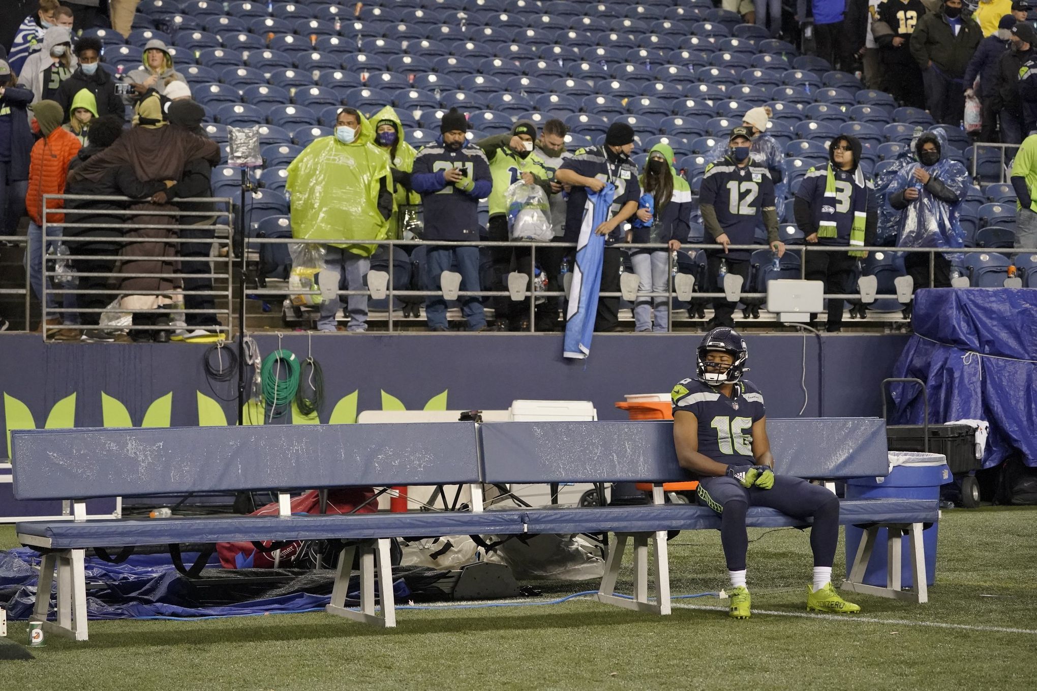 Fans take note of Seahawks' struggles, try to unload tickets for game