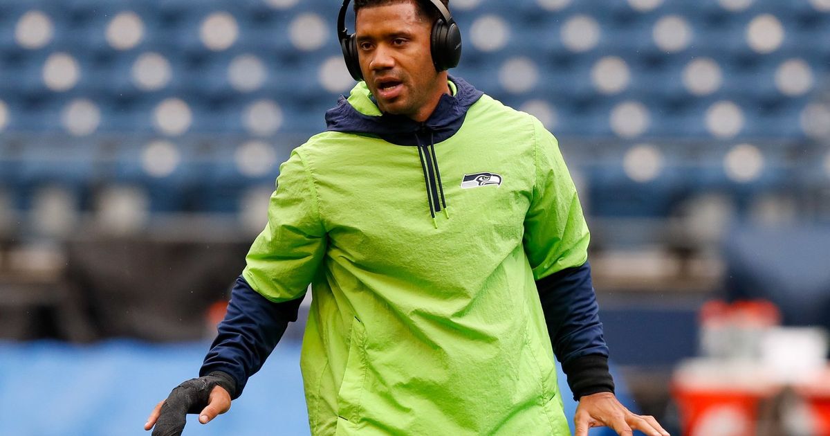 Seahawks' Russell Wilson has finger surgery, expected to return