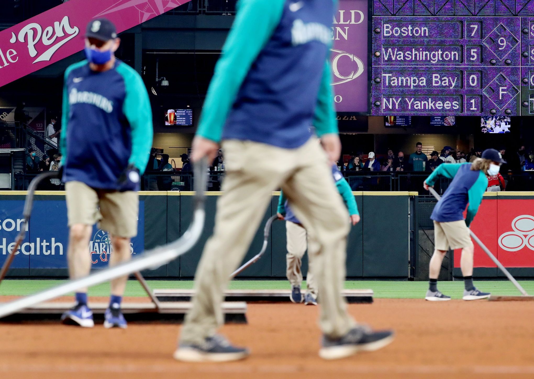 Mariners' Kyle Seager gets emotional sendoff from T-Mobile Park crowd -  Seattle Sports