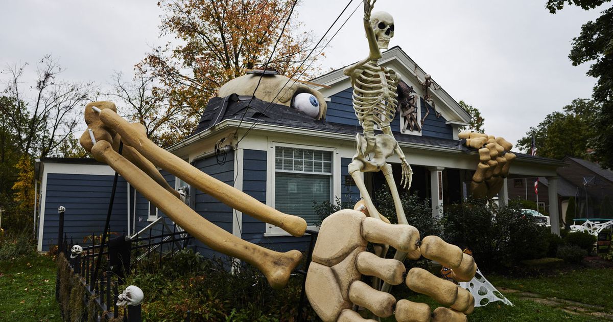 Way To Celebrate 10ft Giant Poseable Skeleton, Outdoor Halloween Decoration  