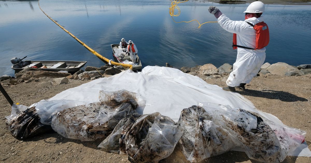 Booms, skimmers among tools used to cleanup from oil spills The Seattle Times