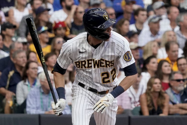 Christian Yelich of the Milwaukee Brewers singles during the