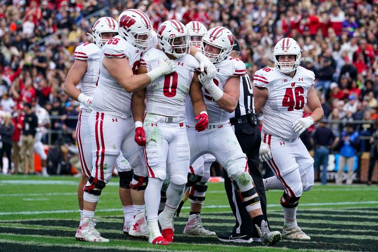 Wisconsin Badgers running back Braelon Allen (0) holds up the game