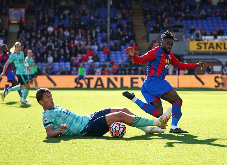 Schlupp Recovers 2 2 Draw For Palace Against Leicester The Seattle Times