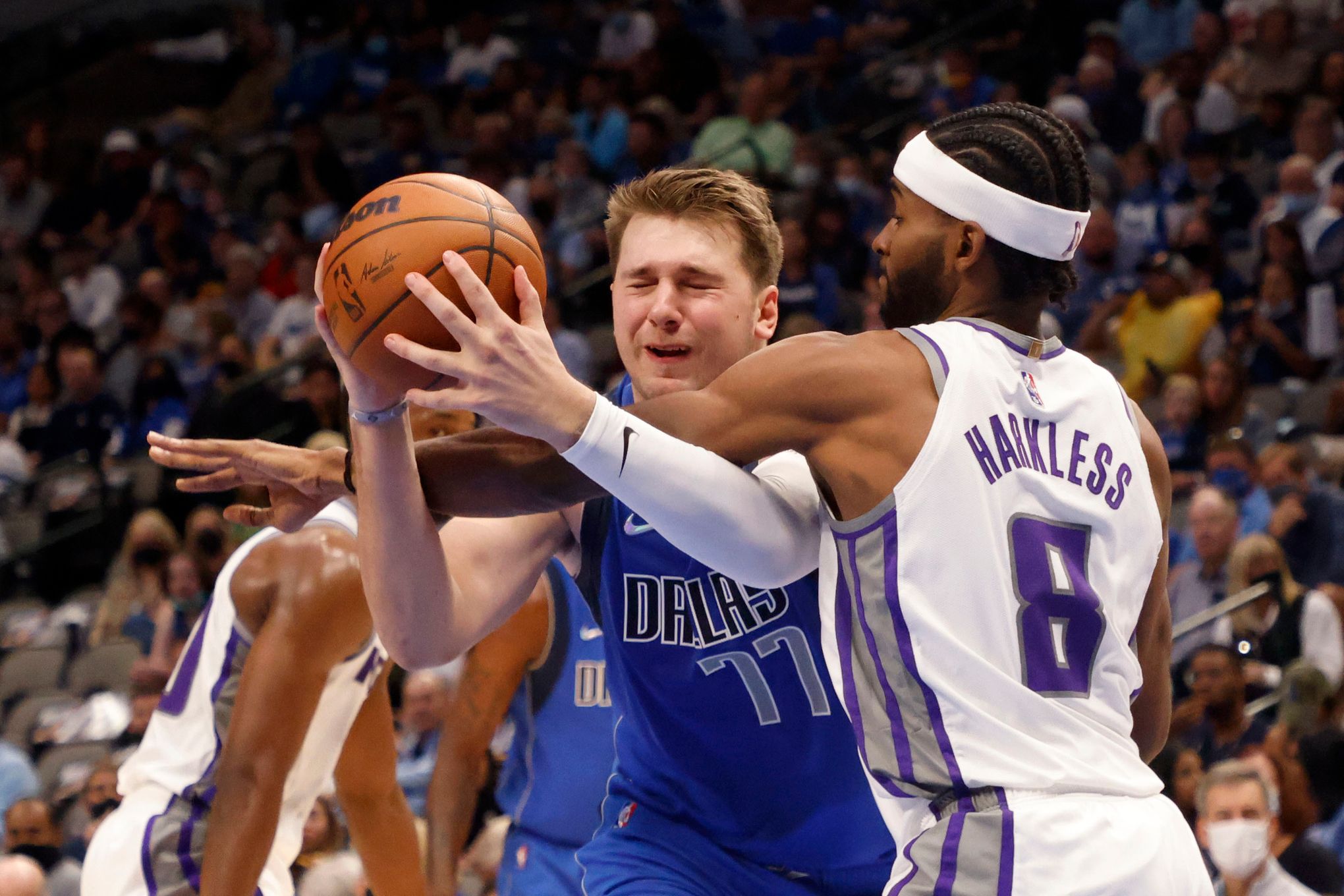 Watch: Mavericks' Luka Doncic dunks between two Nuggets defenders 