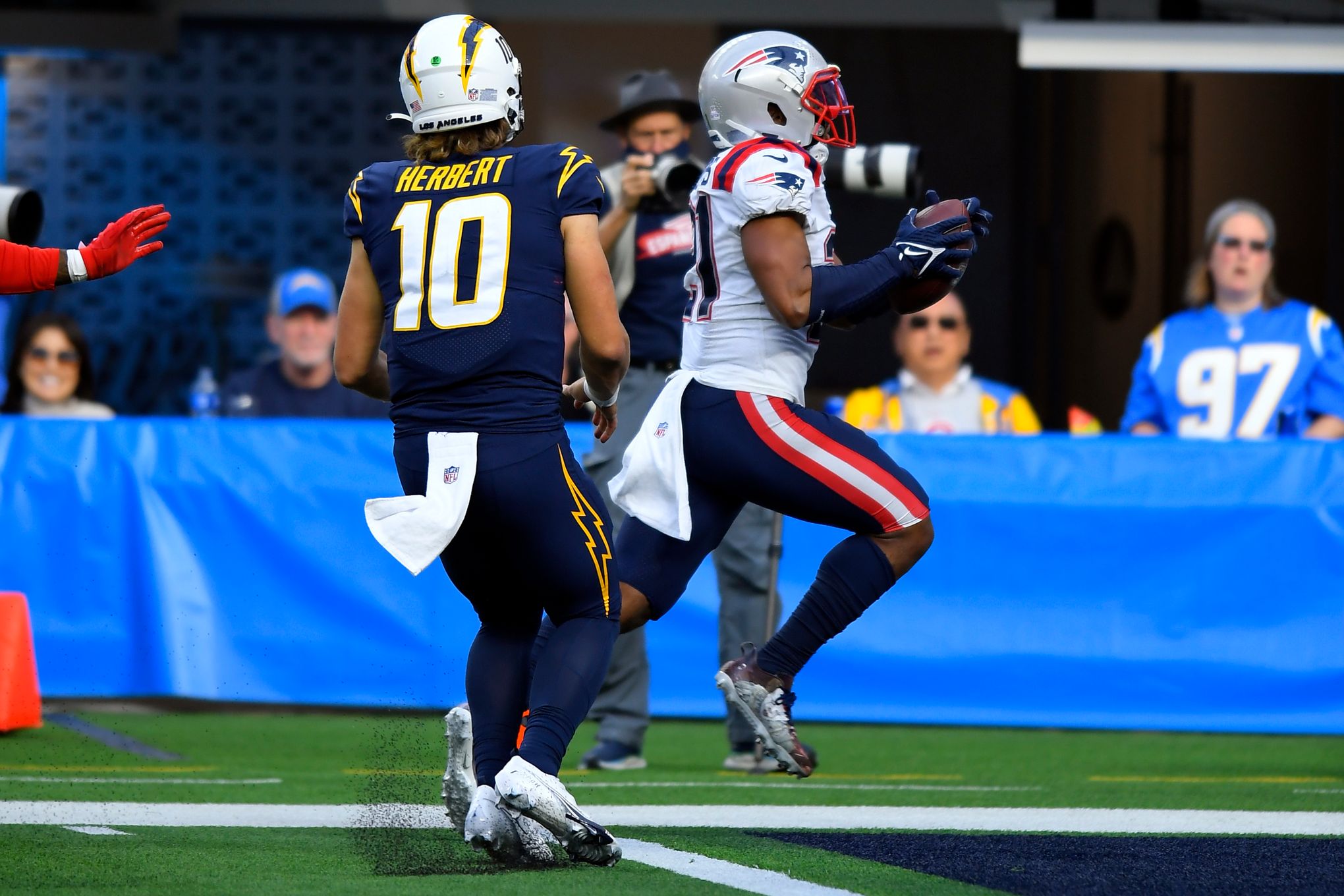 2 interceptions lead to Chargers' 27-24 loss to Patriots