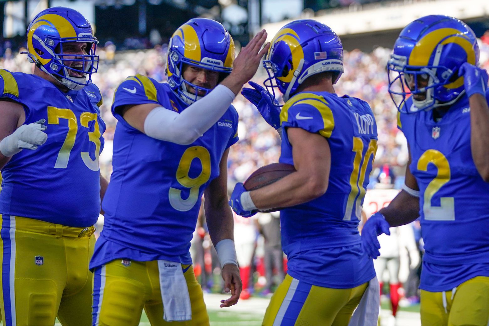 Stafford throws 4 TDs, D forces 4 TOs, Rams rout Giants