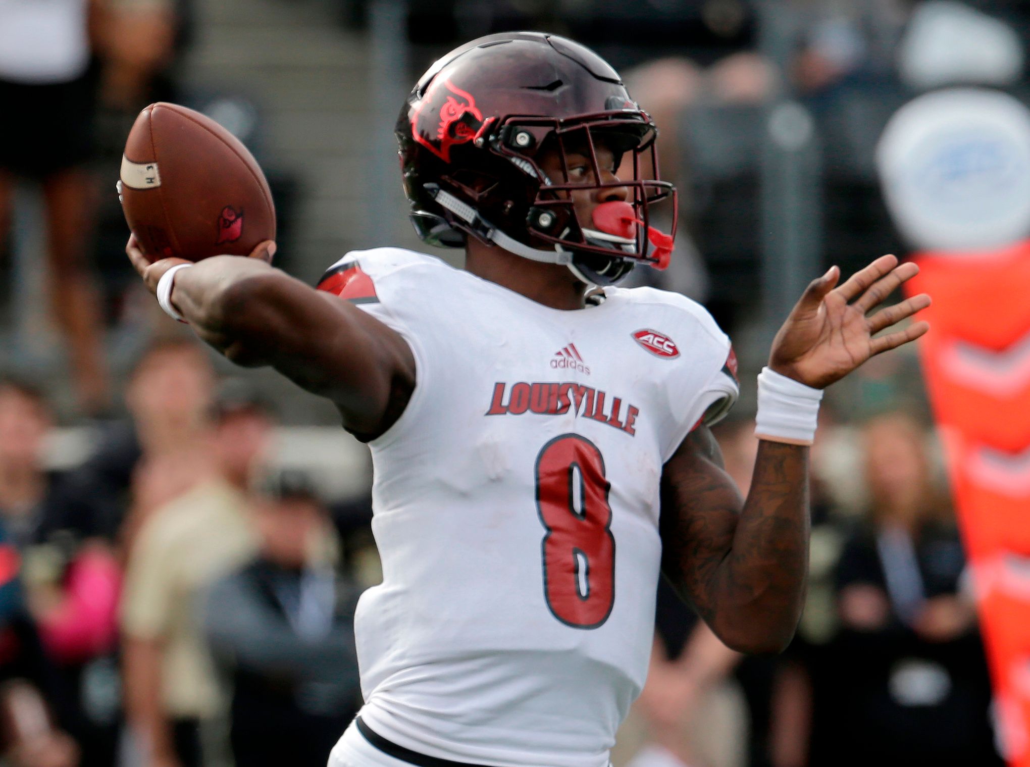 Louisville Cardinals to retire No. 8 jersey of former football player Lamar  Jackson - ESPN