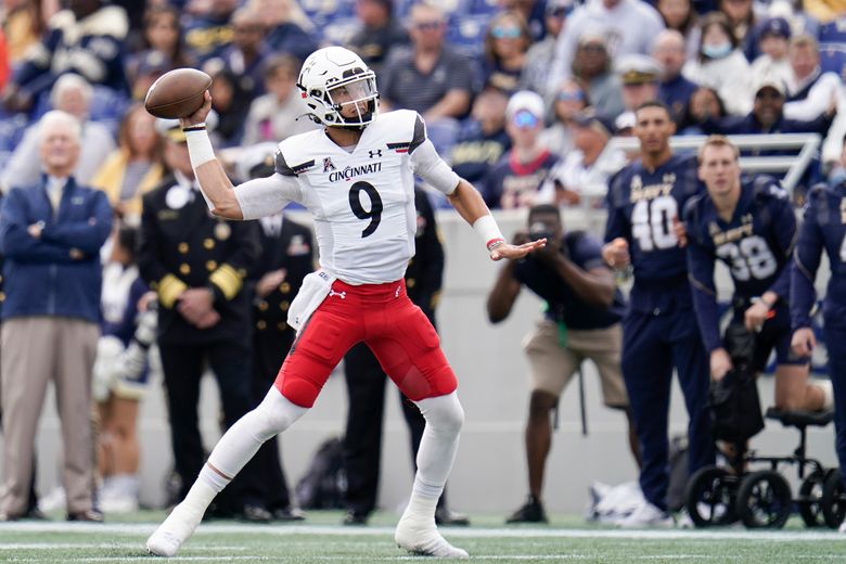 Desmond Ridder of the Cincinnati Bearcats throws the ball during the   Cincinnati bearcats football, Cincinnati bearcats, College football players