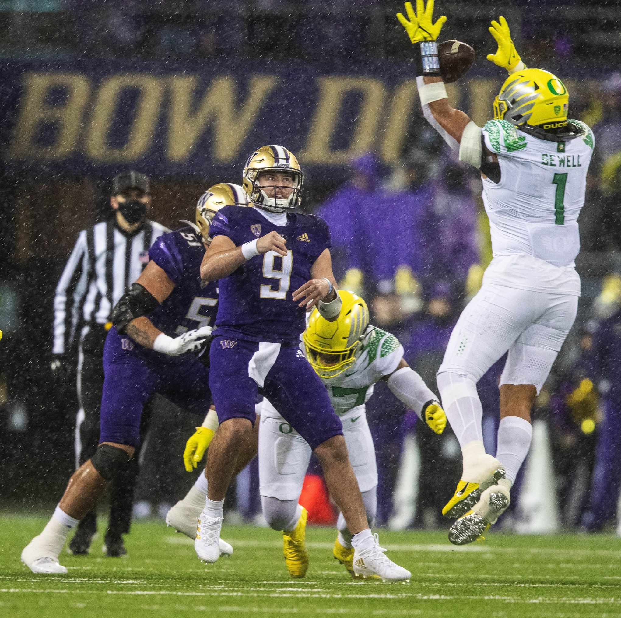 Notebook: UW's Zion Tupuola-Fetui, Oregon's Kayvon Thibodeaux battle for  pass rush superiority