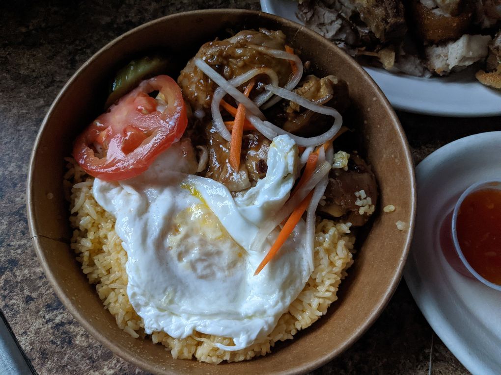 Gracie's Cuisine menawarkan hidangan Filipina yang luar biasa. Yang satu ini termasuk telur goreng, adobo ayam yang empuk dan nasi bawang putih yang cukup enak untuk disantap dengan seember. (Jackie Varriano / The Seattle Times)