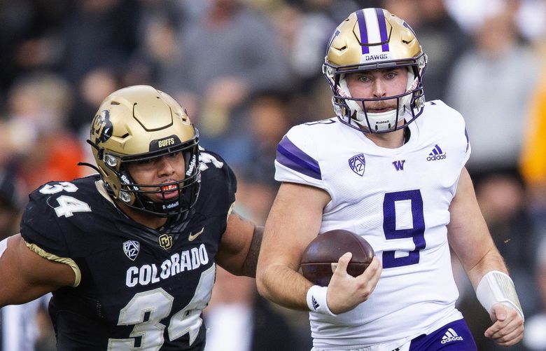 Dylan Morris scrambles 21-yards to start the 2nd quarter.
.
The University of Washington Huskies played the Colorado Buffaloes in NCAA Football Saturday, Nov. 20, 2021, at Folsom Field in Boulder, CO. 218873