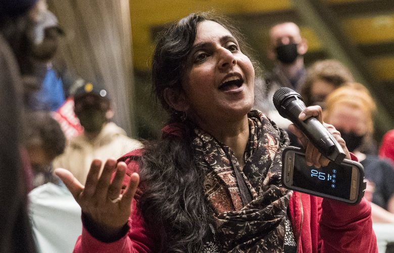 Councilmember Kshama Sawant speaks to demonstrators inside Seattle City Hall.
June 9, 2020 214208