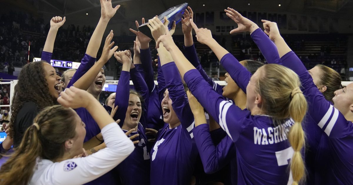 Washington volleyball celebrates Pac12 title after win over Washington