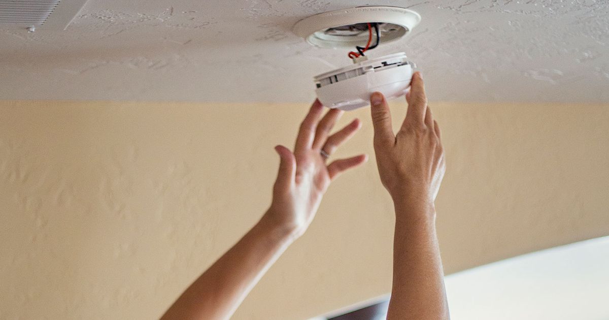 smoke detector on ceiling