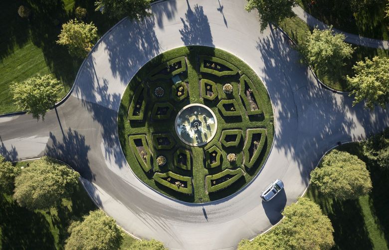 Jackson Circle, one of 140 roundabouts in the Indianapolis suburb of Carmel, Oct. 19, 2021. Compared with regular intersections, roundabouts significantly reduce injuries and deaths, but they also provide a substantial climate benefit: because cars do not sit and idle, they don’t burn as much gasoline. (AJ Mast/The New York Times) XNYT43 XNYT43
