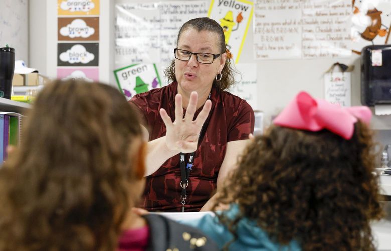 Kindergarten teacher Naomi Simpson works with students on breaking down words into sounds during an intervention time at Vitovsky Elementary on Tuesday, Oct. 19, 2021, in Midlothian, Texas. (Elias Valverde II/The Dallas Morning News)