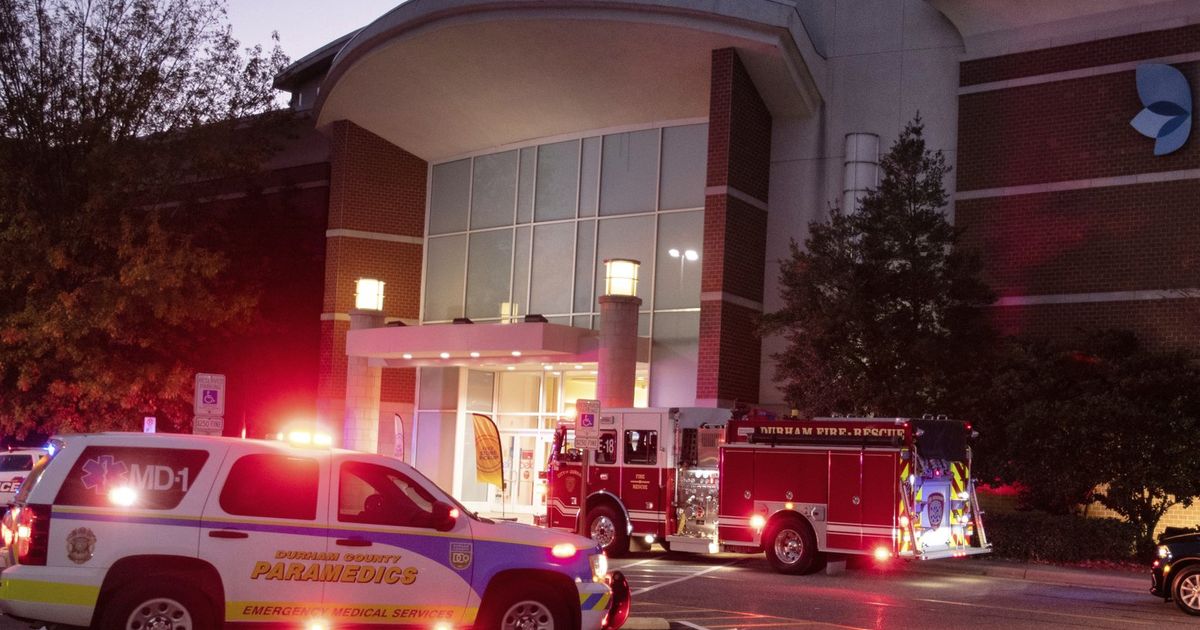 Enam terluka setelah penembakan di mal North Carolina membuat pembeli Black Friday berlari panik