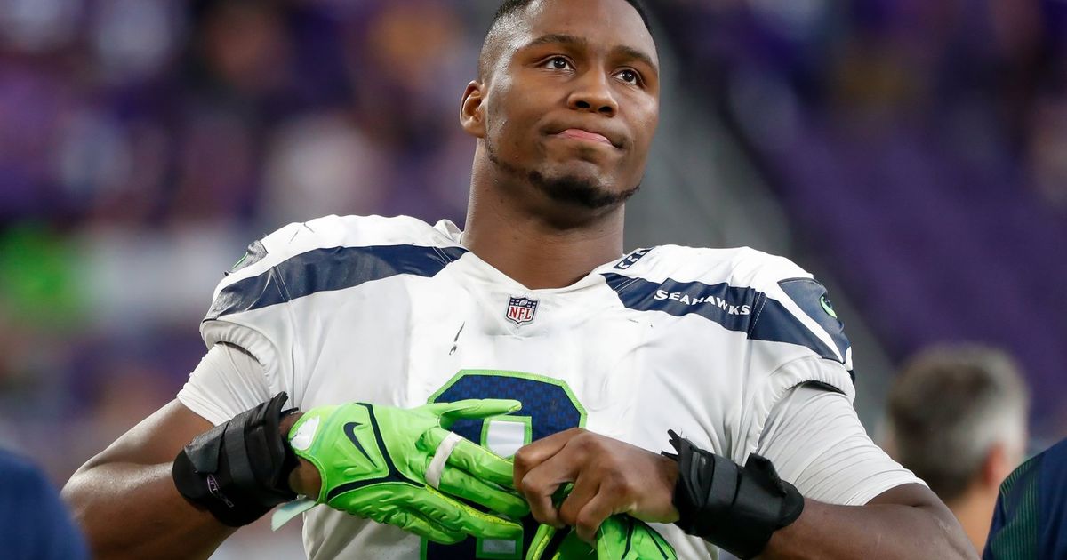 Seahawks DE Carlos Dunlap apologizes for ‘foolish’ shoethrowing