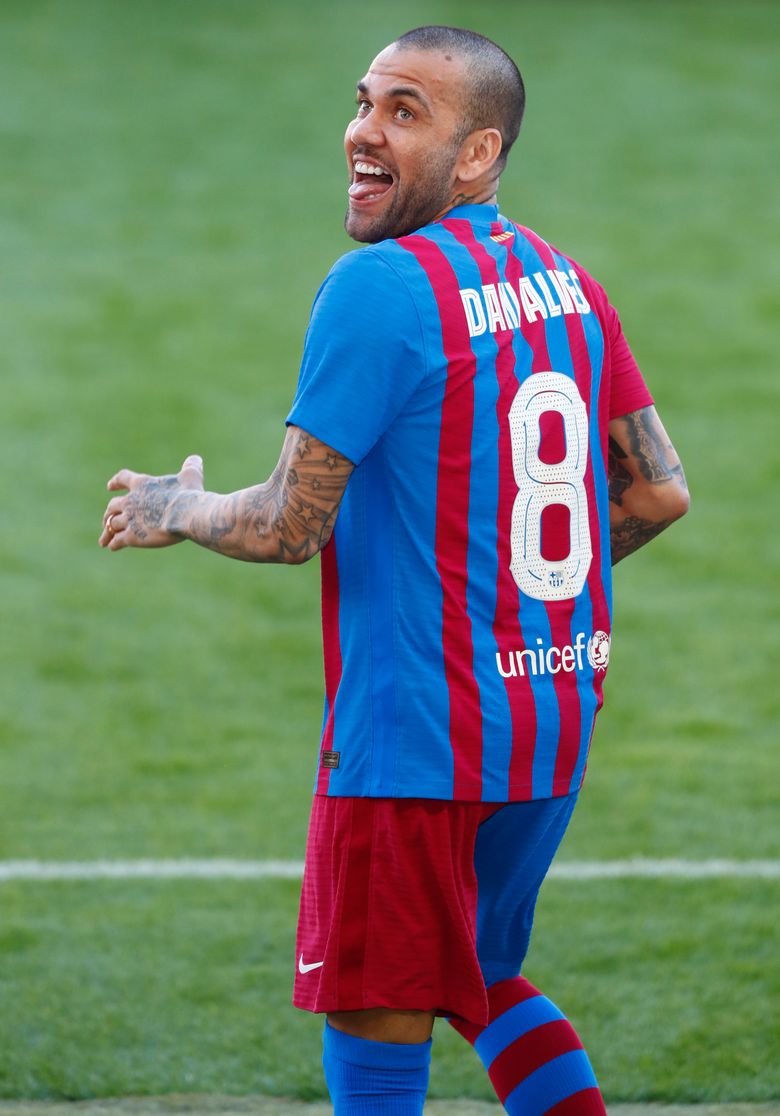 Why Dani Alves Took Xavi's Number At Barcelona