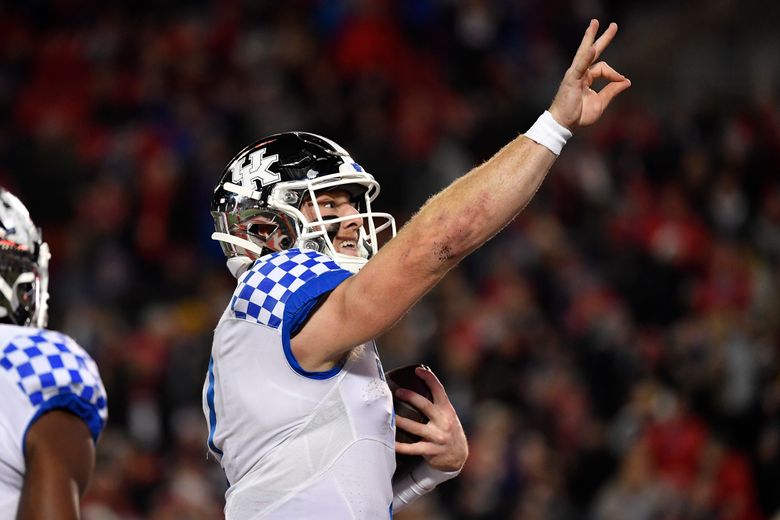 Levis runs for 4 TDs, Kentucky routs rival Louisville 52-21 | The Seattle  Times